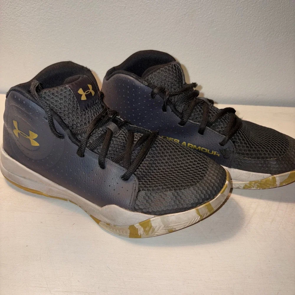 Under Armour Basketball Shoes Athletic Sneakers‎ High Top Youth Size 6Y
